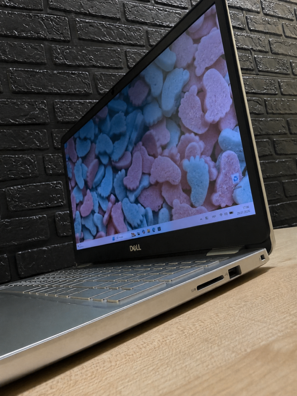 Dell Inspiron 5584 / i5-8265U / 8 GB / 256 GB / FullHD IPS