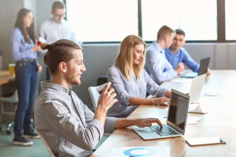 Ноутбуки для коворкінгів у 2025 — топ моделей для роботи “в русі”