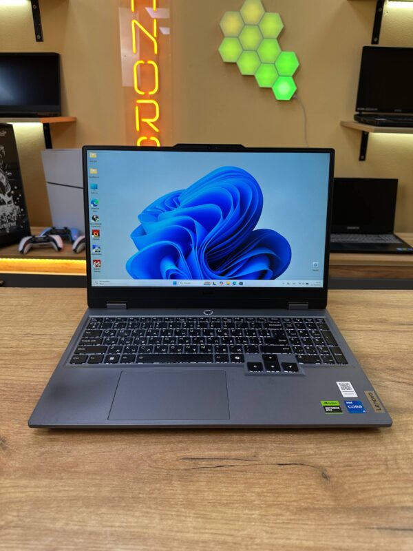 Lenovo LOQ 15 IAX9E