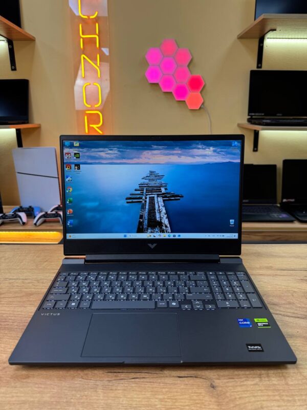 HP Victus 15 поєднує Core i7-13620H, RTX 4060 8GB та 16 ГБ оперативної пам'яті для сучасних ігор і вимогливих робочих задач. Ноутбук має 144-герцовий IPS-дисплей, SSD на 1 ТБ і мінімальний знос батареї — у ТехноРум модель доступна у стані, близькому до ідеального.