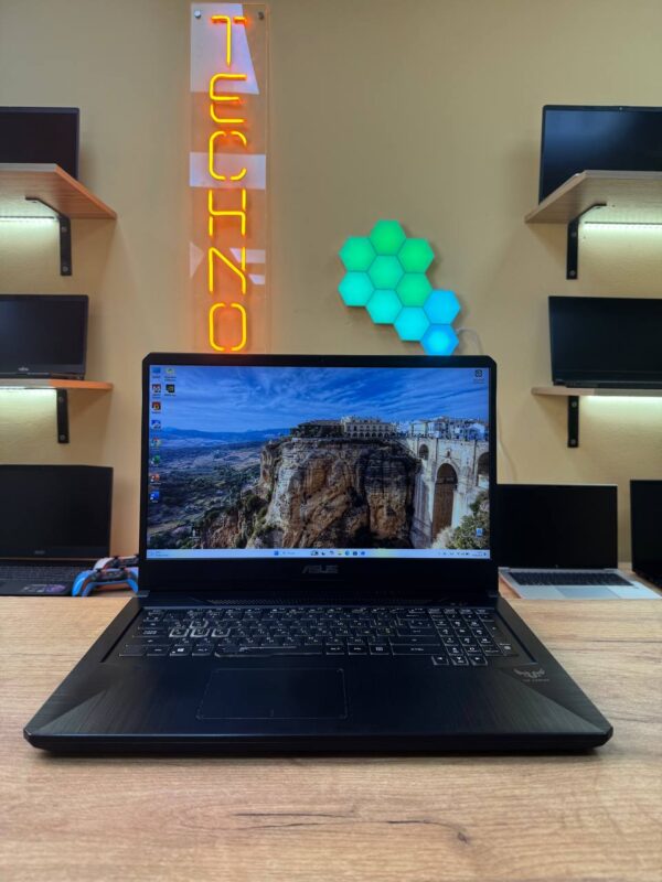 ASUS TUF Gaming 17 / Ryzen 5 3550H / GTX 1650 / 16GB / SSD 256GB / 60Hz