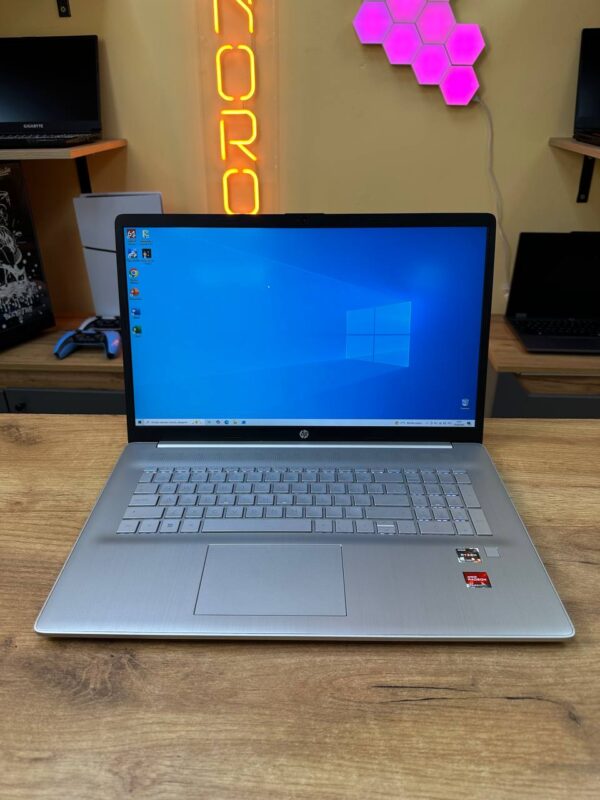 HP Laptop 17 / Ryzen 3 7320U / Radeon Graphics / 8GB / SSD 512GB