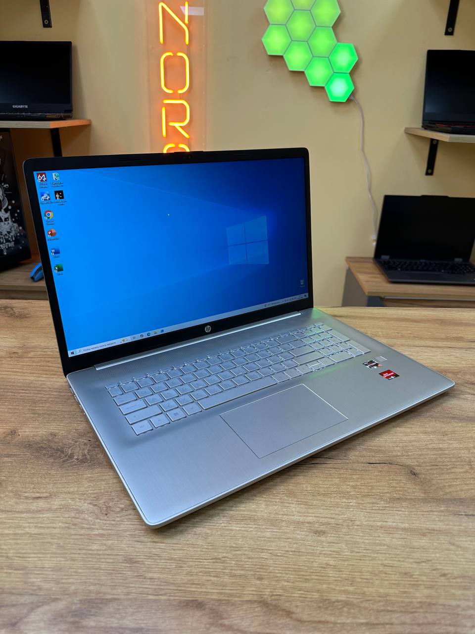 HP Laptop 17 / Ryzen 3 7320U / Radeon Graphics / 8GB / SSD 512GB — фото 2
