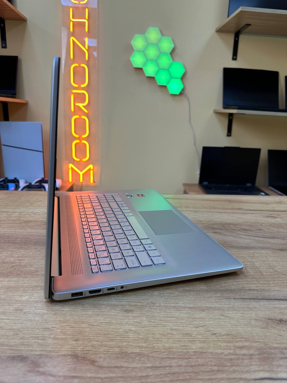 HP Laptop 17 / Ryzen 3 7320U / Radeon Graphics / 8GB / SSD 512GB — фото 4