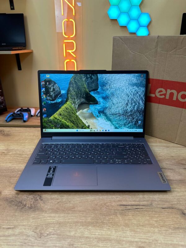 Lenovo IdeaPad Slim 3 15IAH8 / i5-12450H / 16GB / SSD 512GB
