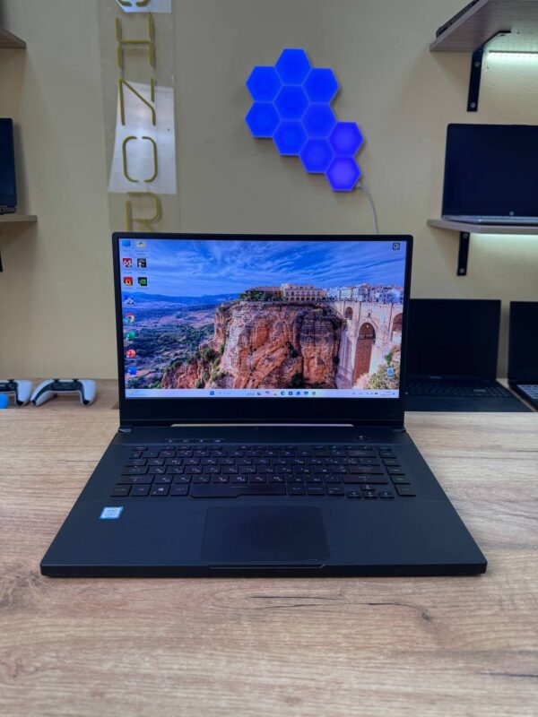 ASUS Zephyrus M / i7-9750H / RTX 2060 / 16GB / SSD 1024GB / 60Hz