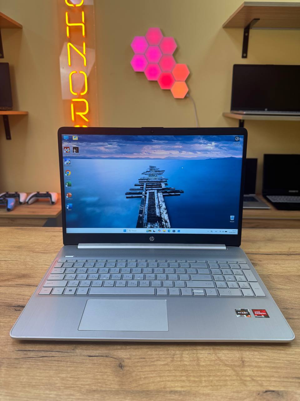 HP Laptop 15 / Ryzen 7 5700U / Radeon Graphics / 16GB / SSD 512GB / 60Hz