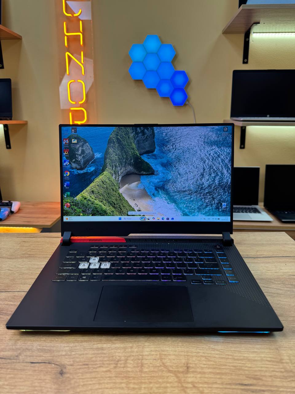 ASUS ROG Strix / Ryzen 9 5900HX / RX 6800M / 16GB / SSD 1024GB / 300Hz