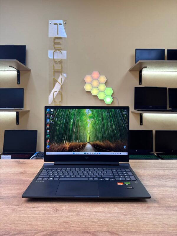HP Victus 16 / Ryzen 5 7640HS / RTX 3050 / 16GB / SSD 512GB / 144Hz