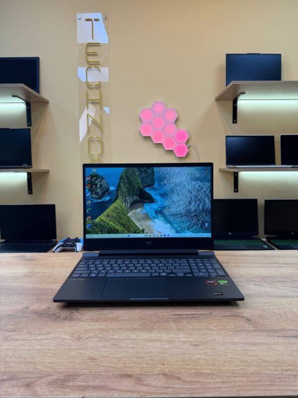 HP Victus 15 / Ryzen 5 8645HS / RTX 3050 / 16GB / SSD 1000GB / 144Hz
