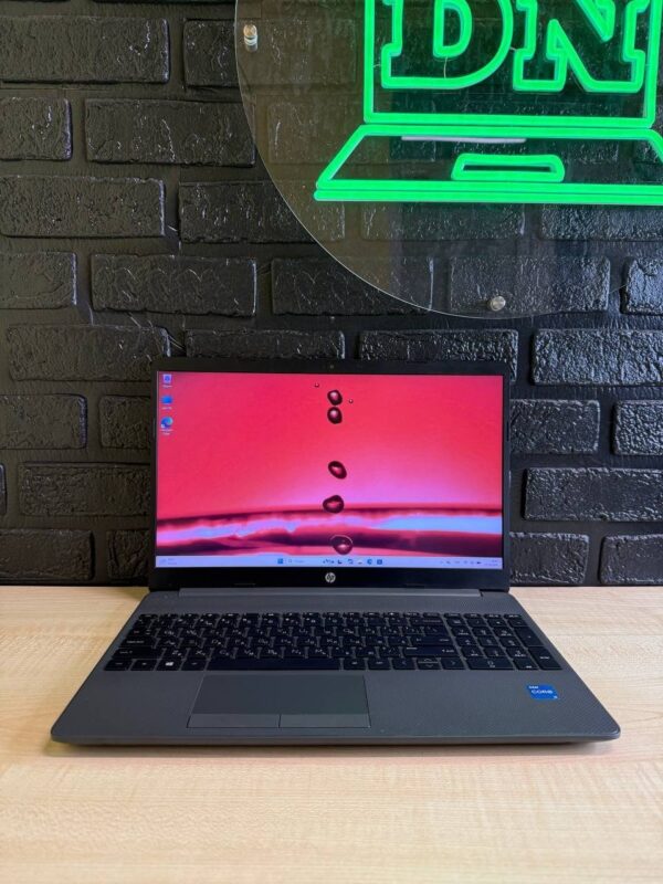 HP 250 G8 / Intel Iris Xe / 16GB / SSD 256GB